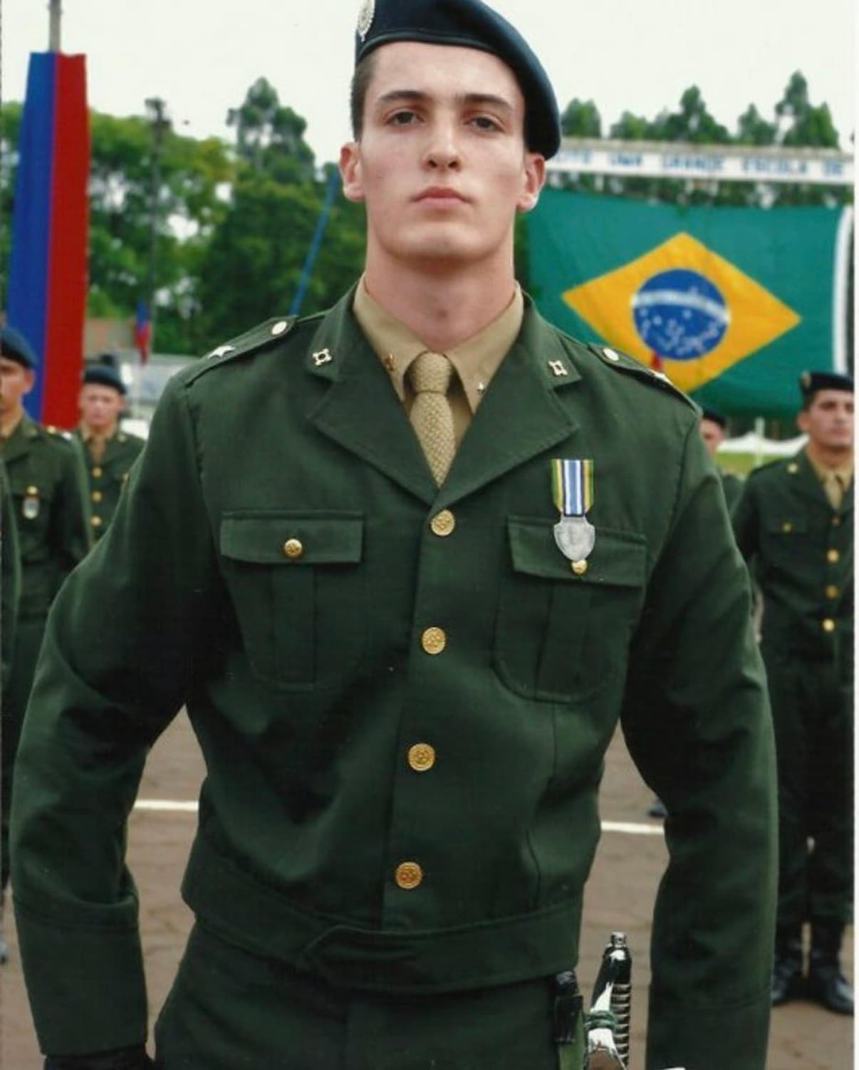 Eduardo Barreto em formatura militar, fardado como oficial do Exército Brasileiro